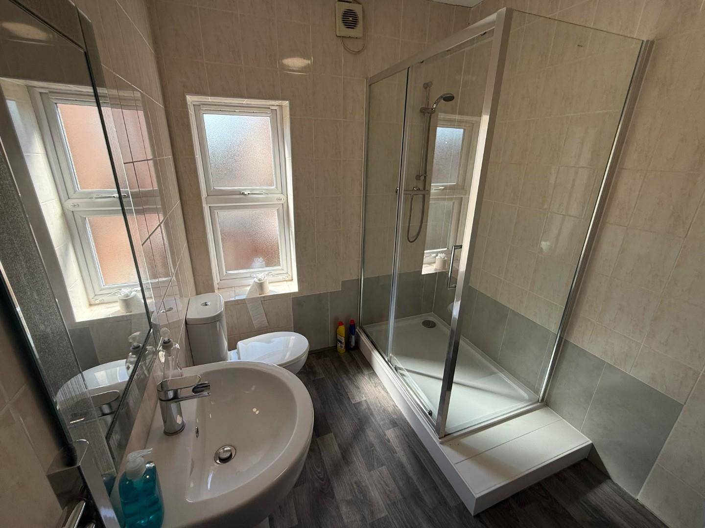 142 upstairs bathroom.jpg